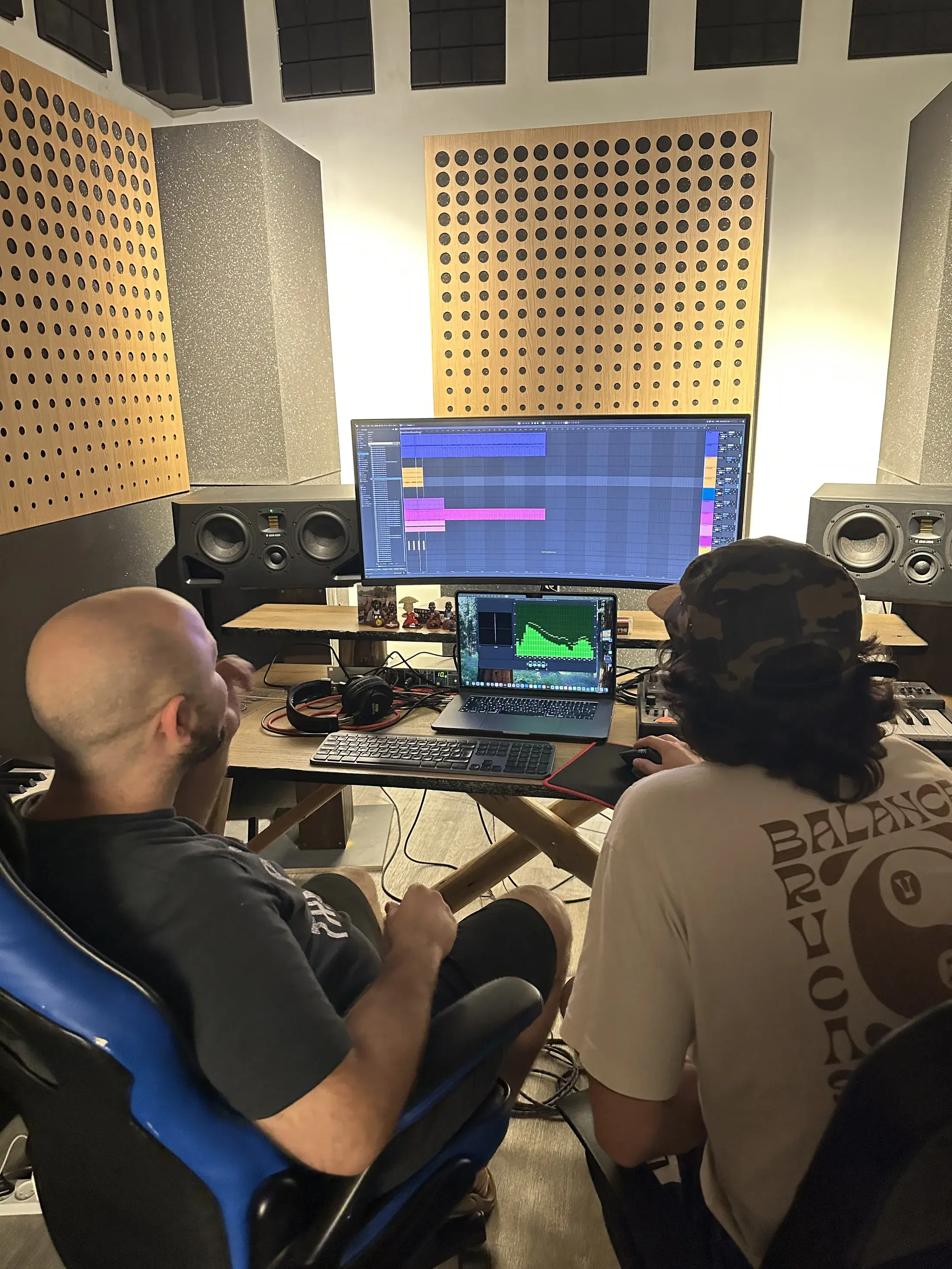 מתן ויוצר יושבים יחד מול עמדת השליטה באולפן M.K Studio ועובדים על שיר