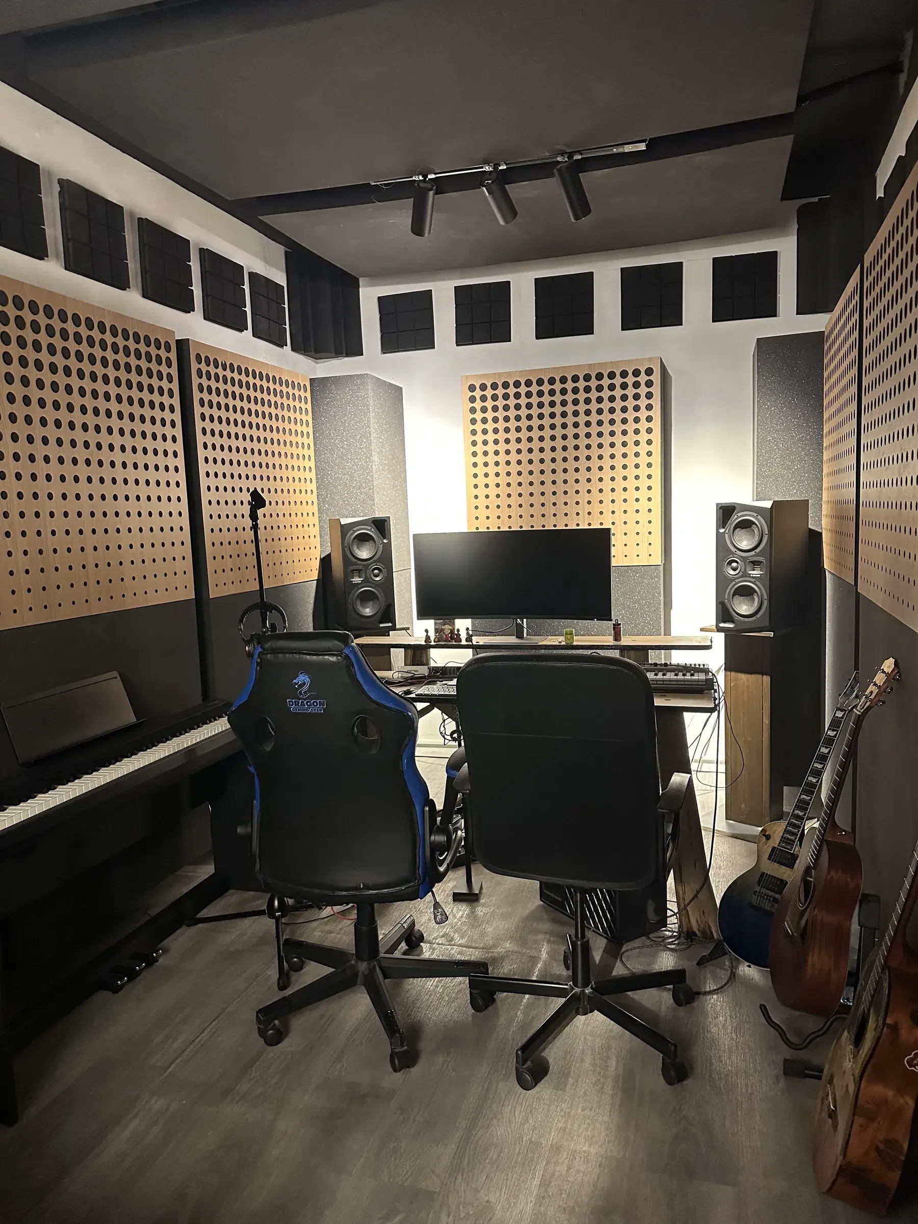 האולפן המוגמר של M.K Studio: עמדת שליטה, פסנתר, גיטרות וטיפול אקוסטי מלא
